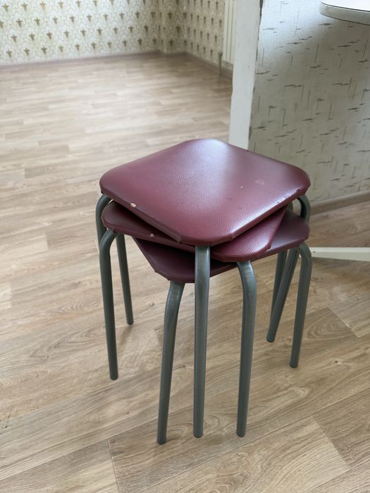 Стол с табуретками