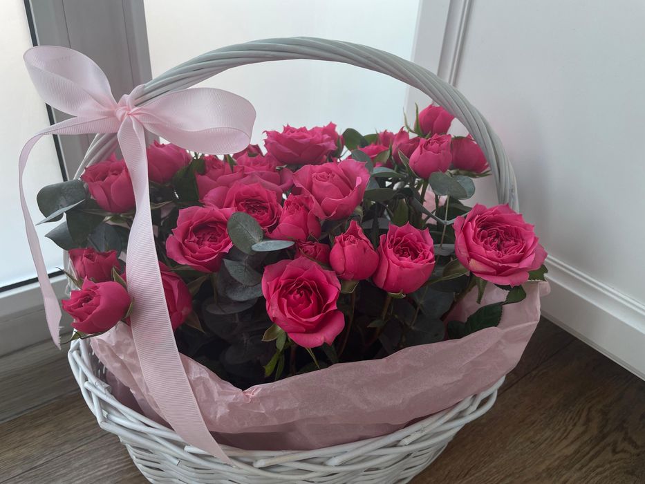Пионовидные розы ярко-розового цвета в корзине за 12к