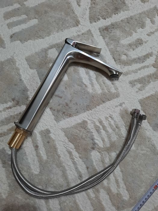 Смеситель на умывальник,  раковину.