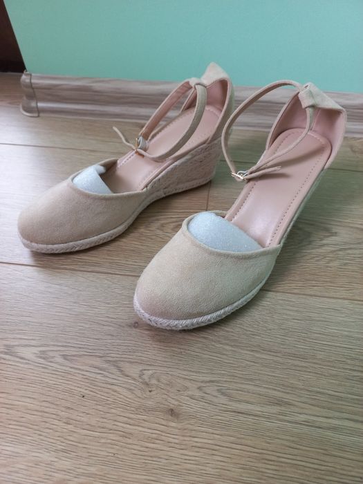 Дамски обувки на платформа с каишка