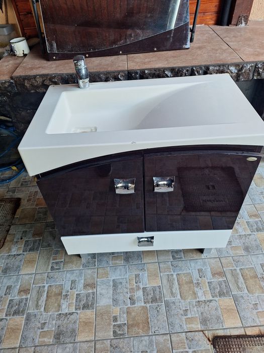 Se vinde set lavoar cu dulap si oglinda