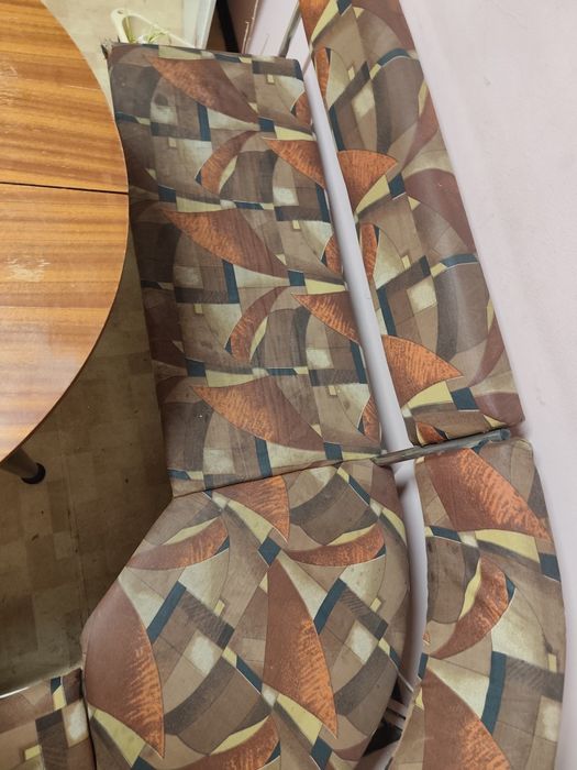 Трапезна маса и ъглов диван канапе