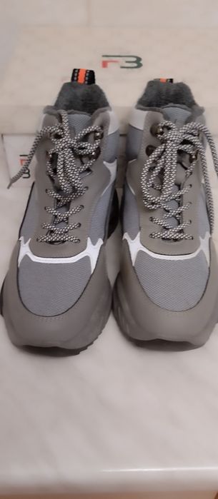 Кроссовки женские, утеплённые.