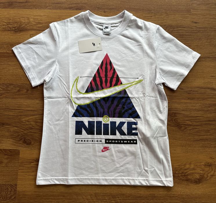 Мъжка,памучна,бяла тениска Nike с бродирано лого на врата