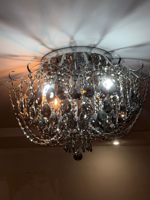 Продам люсту на 8 лампочек