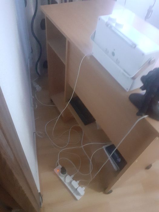 Urgent!! Vând birou ptr.monitor/calculator,în stare perfectă, fără def