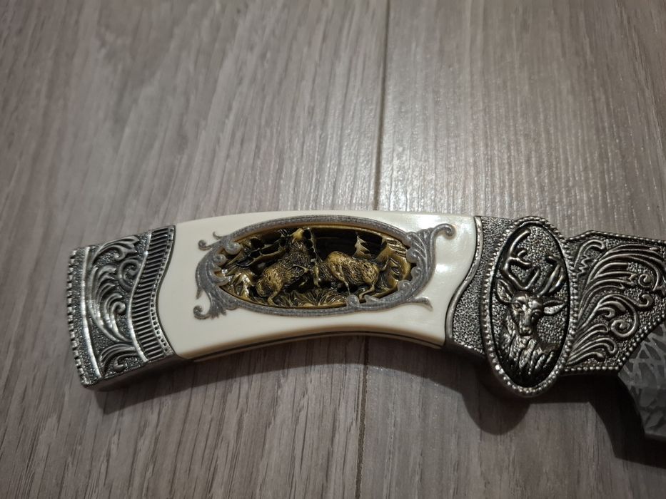 Cuțit decorativ cu lamă gravată, mâner ornamentat – piesă de colecție