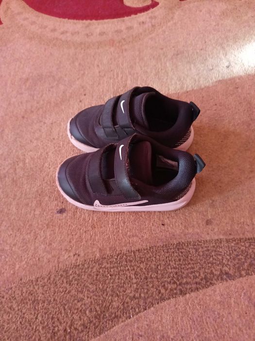 Продавам детски оригинални маратонки на Найк.