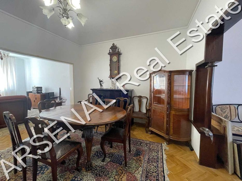 Тристаен апартамент под наем, Център