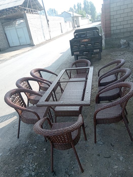 Ratan to'qima stol va kachelalar