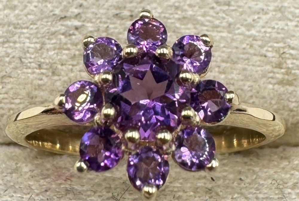 18-каратов златен пръстен аметисти.