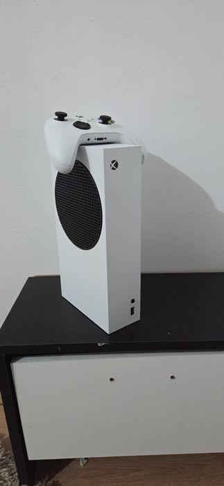 Vând xbox seria s. Fără manetă este 650.cu este 800lei