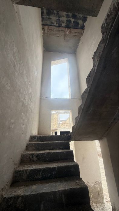 Продаётся двухэтажный коттедж в г.Зарафшан с видом на озеро