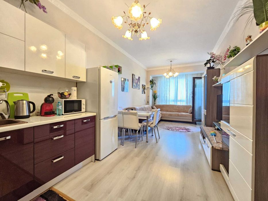 Просторен двустаен апартамент с гледка море, Първа линия