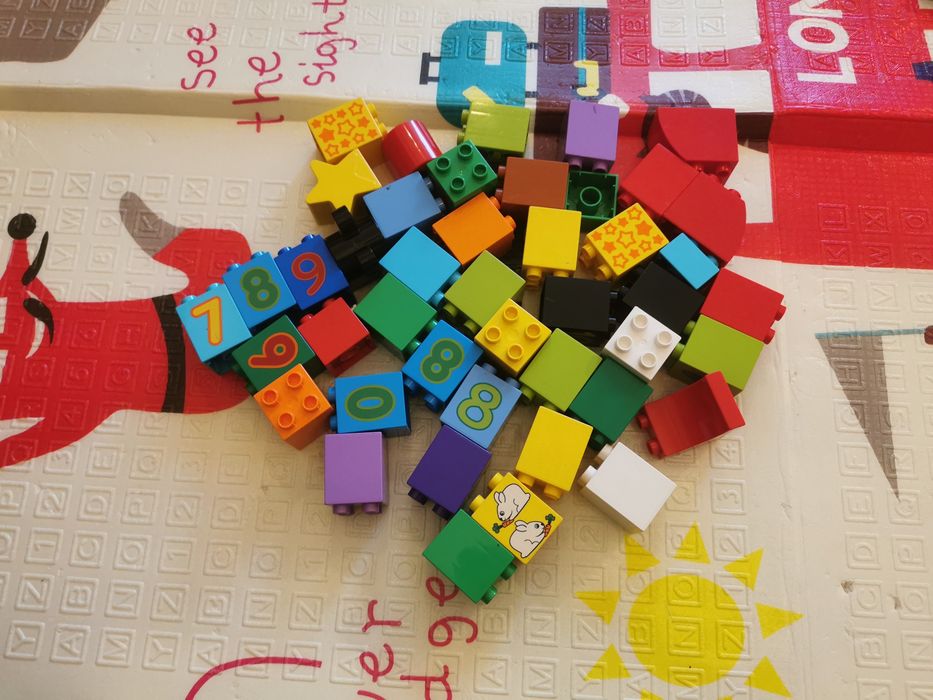 Lot lego duplo -- include masinute, multe figurine, animale, cuburi de diferite forme, placi mai mari si mai mici