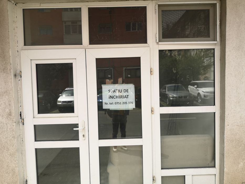 Ofer spre închiriere spațiu comercial