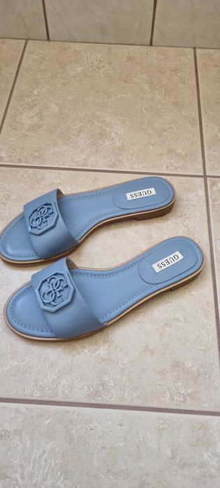 Vând saboți din piele, marca GUESS, bej și albastru, noi, mărimea 39