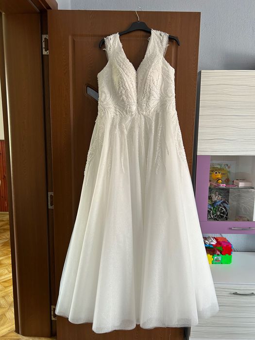 Булчинска разкроена бяла рокля