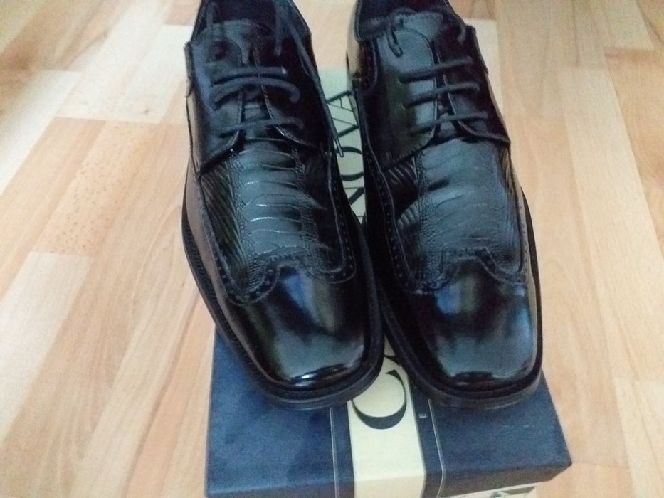 Vand pantofi barbati piele naturala, noi,negri .Pret negociabiL