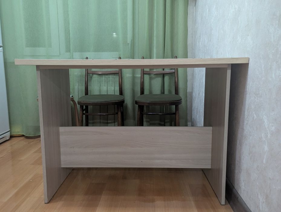 Стол кухонный. Из дерева с мраморным рисунком рисунком