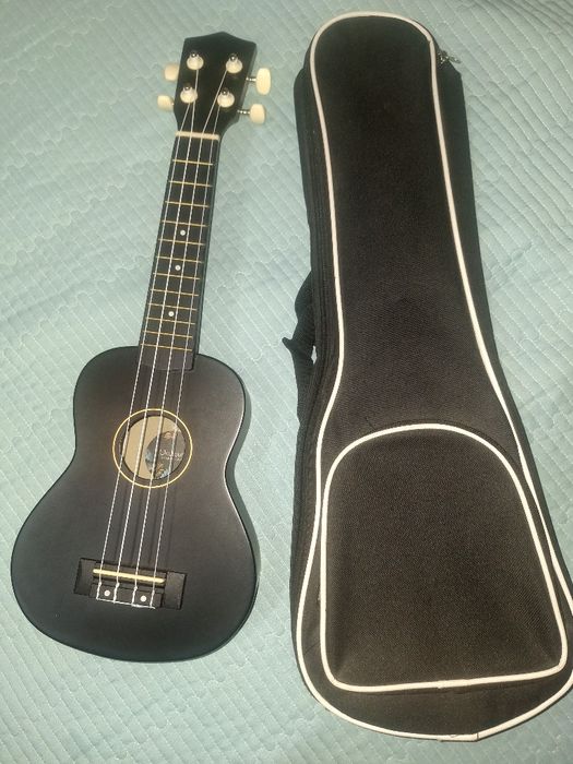 Черное укулеле сопрано,в комплекте с  чехлом