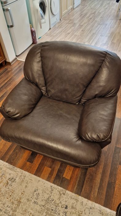 Продавам 2 дивана и едно кресло!