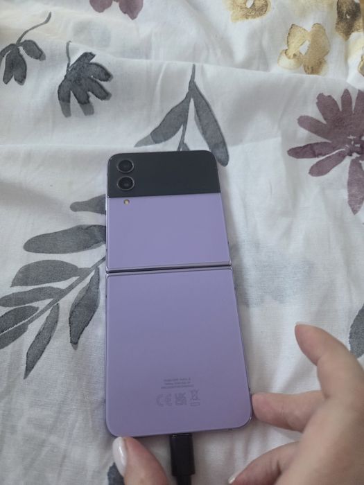 Продавам Samsung flip 4