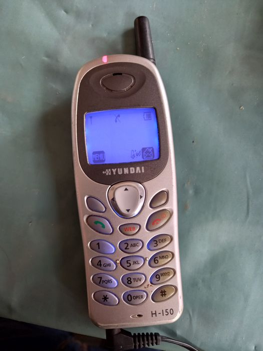 Vând 2 telefoane Hyundai Zapp de Colecție/ Pasionați sau Piese