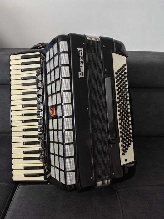 Vând acordeon Parrot 120 basi.