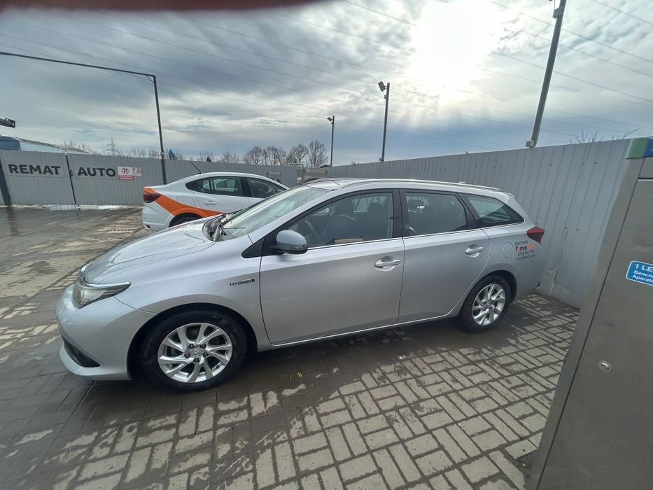 Inchiriez Toyota Auris pentru Ride Sharing