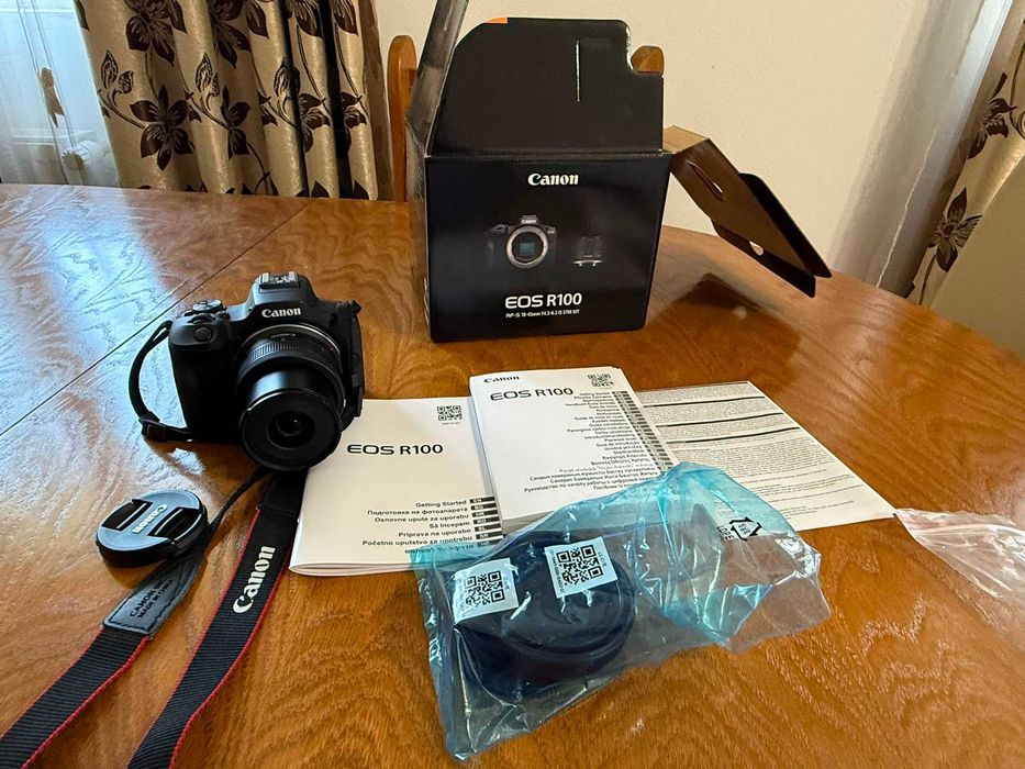 Canon R100 cu parasolar si toate acccesoriile