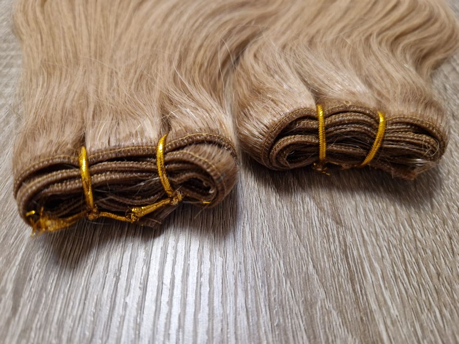 Естествена коса с плътен косъм и крайща.