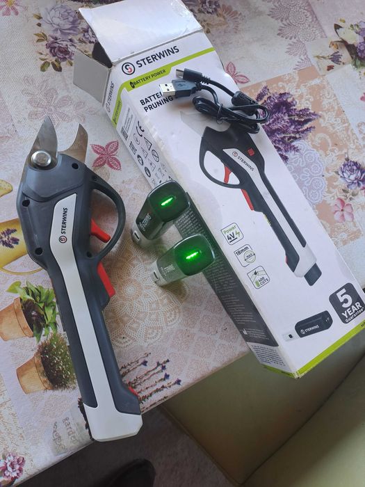 Foarfeca electrica de taiat pomi cu 2 acumulatori