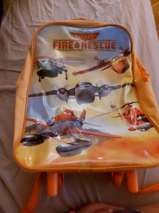 Детска раничка с колелца ,нова