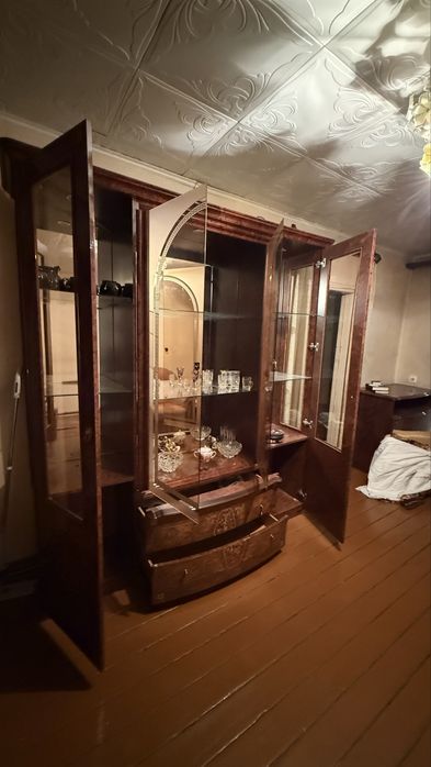 Продается классический сервант (витрина)