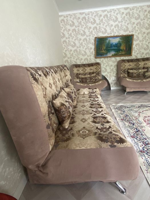 Диван б/у с двумя креслами