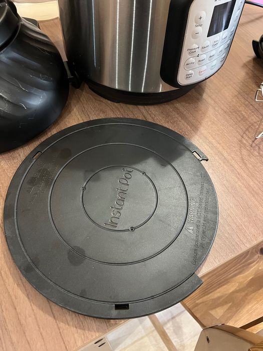 Мултикукър с Еър Фрайър Instant Pot  5,7л, гаранция до 11.2026