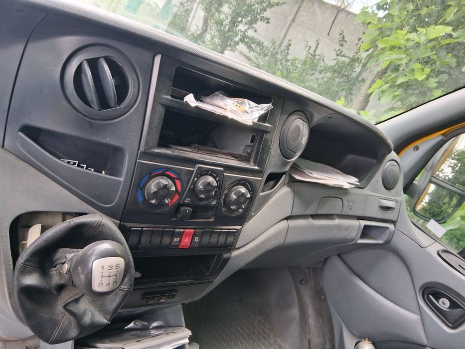 Camion de vanzare 3,5 tone carosat stil cub marca Iveco