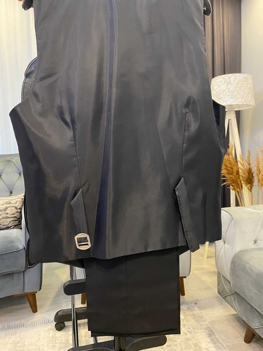 Елегантен мъжки костюм