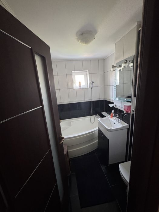 Ofer spre vanzare un superb apartament cu 3 camere !!!