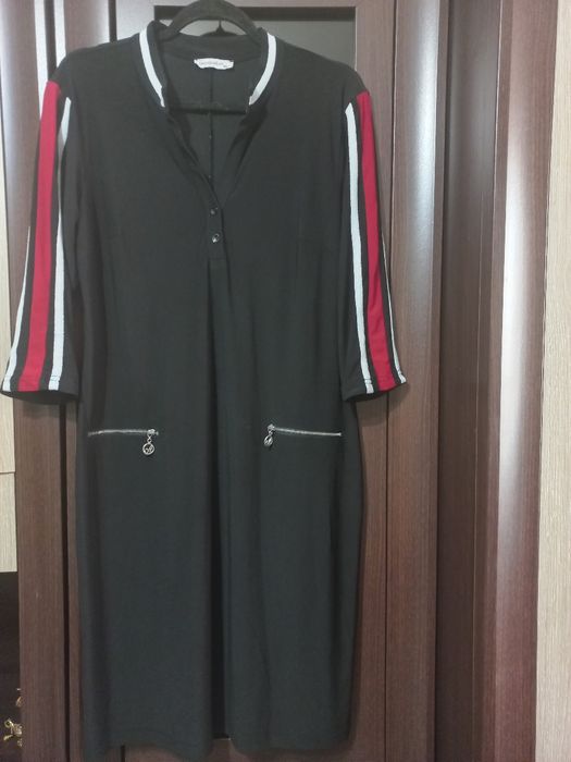 Rochie sport,  cu mânecă 3-4, cu dungi alb și roșu,  comoda.