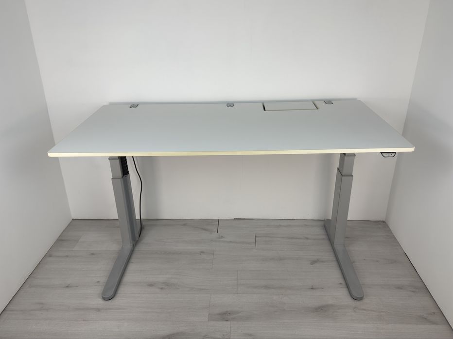 Бяло електрическо бюро с регулируема височина – VS обзавеждане