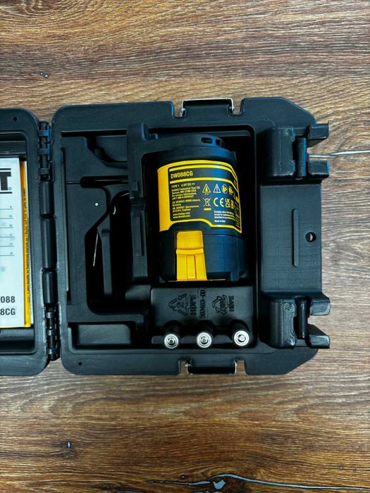 Зелен линеен лазерен нивелир DeWALT DW088CG, 20 м, 0.3 мм/м