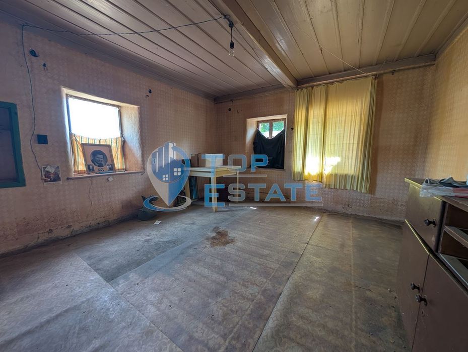 Едноетажна къща с голям двор и кладенец в село Драгомирово