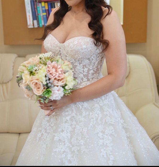 Rochie de mireasa cu trena, culore ivory.