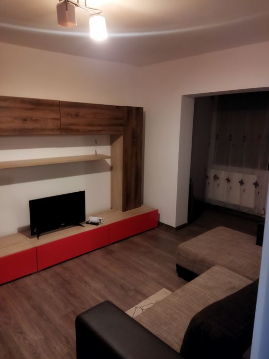 Inchiriez apartament cu 2 camere decomandat în micro 21