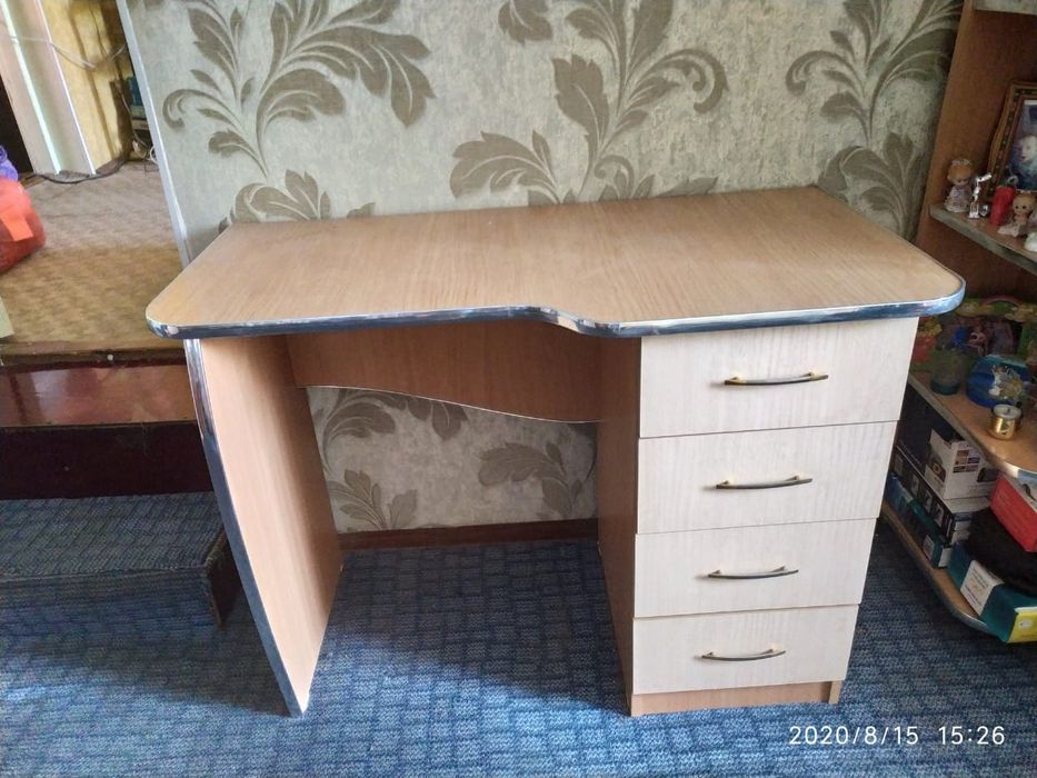 Туалетный столик с зеркалом.