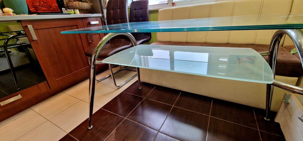 Стъклена трапезна маса с четири стола