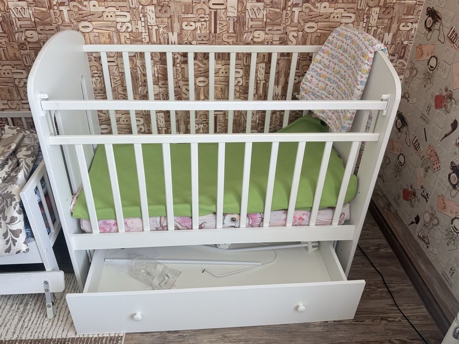 Кроватка детская с подарками