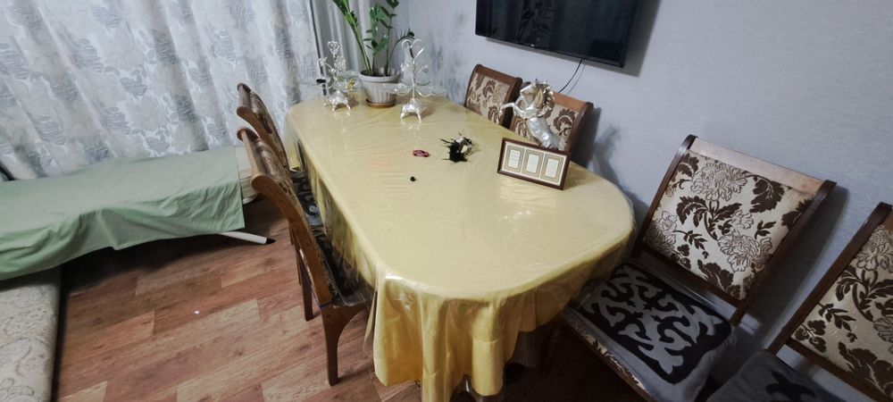 Стол для гостиной